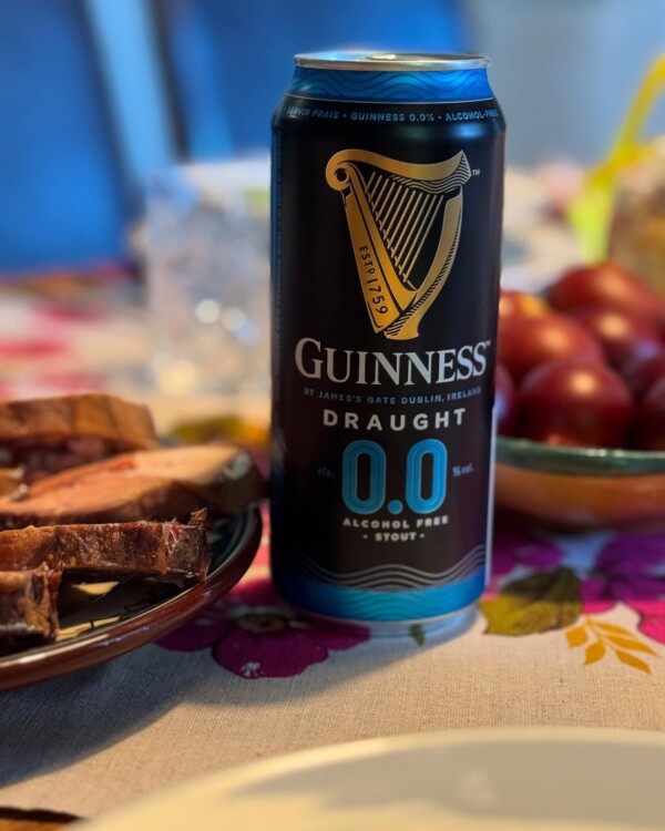 Mindenki tolja magába a sok sonkát és kalácsot! Mivel vezetnem is kell kaptam egy guinness alkoholmentes sört, észre sem veszed hogy nincs benne alkohol! Így nem magyarázok hülyeségeket ha megittam 😅