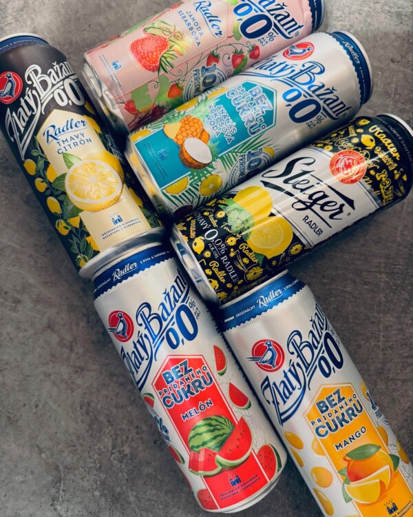 Férfiasan bevallom, hogy a zlatybazant alkoholmentes sörei nekem is ízlenek, annyi íz variációban van, hogy mindenki megtalálja magának a kedvencét! Az ananászos - kókuszos kimondottan ízlett!!! Fele alkoholmentes sör és fele limonádé nyilván sok aromával, ennek ellenére nem volt gejl és szomjoltó volt. A Dinnyés igazi nyári strandolós, a barna citromos pedig örök kedvenc 🤤 Sajnos itthon nem annyira bevállalósak a nagyüzemi gyártók, hogy kísérletezzenek 😢 Pedig ötlet lenne bőven és limitált szériában simán kimehetne egy főzet…nyáron ezek az ízesített alkoholmentes italok úgy fogynak mint ha nem lenne holnap 🙃 De bármi lehetséges, akár az is, hogy egy nagyüzemi főzdével közösen piacra dobjuk Magyarország első olyan alkoholmentes sörét ami nem Meggyes, áfonyás, mangós hanem valami teljesen szokatlan?! 🙃