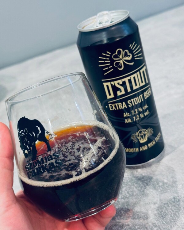 Azt írja, hogy “Extra Stout Beer” na ettől lefosom a bokám gondoltam 😀 Megkóstoltam es akkor vettem észre, hogy “Smooth and rich taste” kerestem de nem találtam a sörben… gyerekek vannak dolgok amiket érdemes a polcon hagyni és nem élő kísérletet végezni magatokon! Ahogy egy ismerősöm szokta mondani: hugynak jó lesz 😅